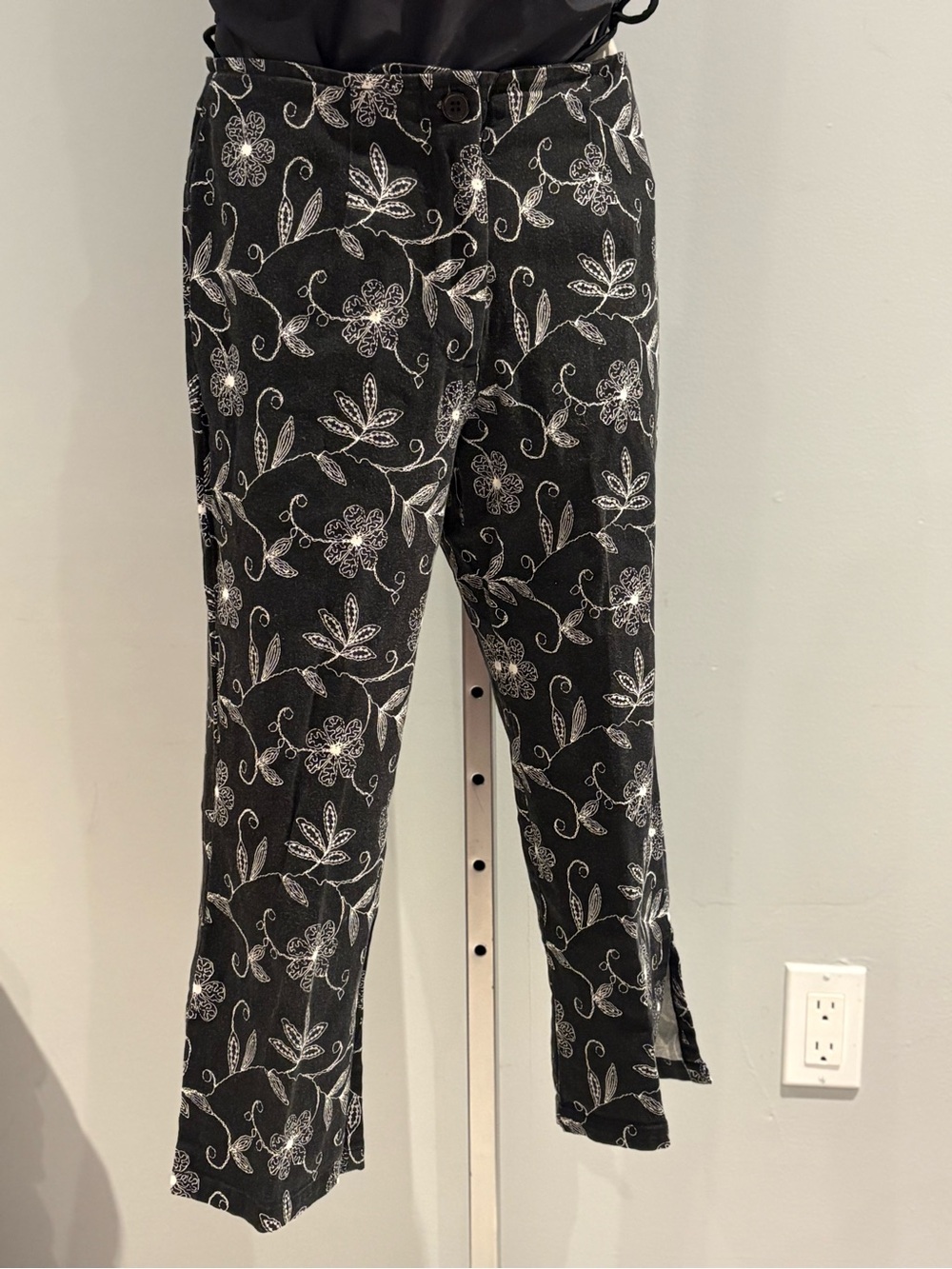 Black Floral Capris Pants - Women's Elegant Print